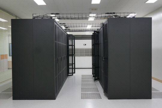 세종대 인공지능-빅데이터연구센터(센터장 유성준)는 센터가 지원한 기업들이 매출 증대와 해외 진출 등에서 괄목한 성과를 보이고 있다고 밝혔다. 2014년 과학기술정보통신부(구 미래창조과학부)가 지원하는 '대용량 데이터 초고속 처리 장비연구 인프라 구축' 사업 주관 연구센터로 지목된 세종대 인공지능-빅데이터연구센터는 빅데이터와 인공지능을 활용해 새로운 비즈니스 환경을 만들어 나가고자 하는 국내 기업들을 지원해오고 있다. 연구센터는 장비 활용 지원, 기술 개발, 컨설팅, 산학협력체계 구축 및 기술지도와 같은 다양한 산학협력 활동에 박차를 가하고 있다. 세종대 인공지능-빅데이터연구센터 장비실 모습. 세종대 인공지능-빅데이터연구센터 제공